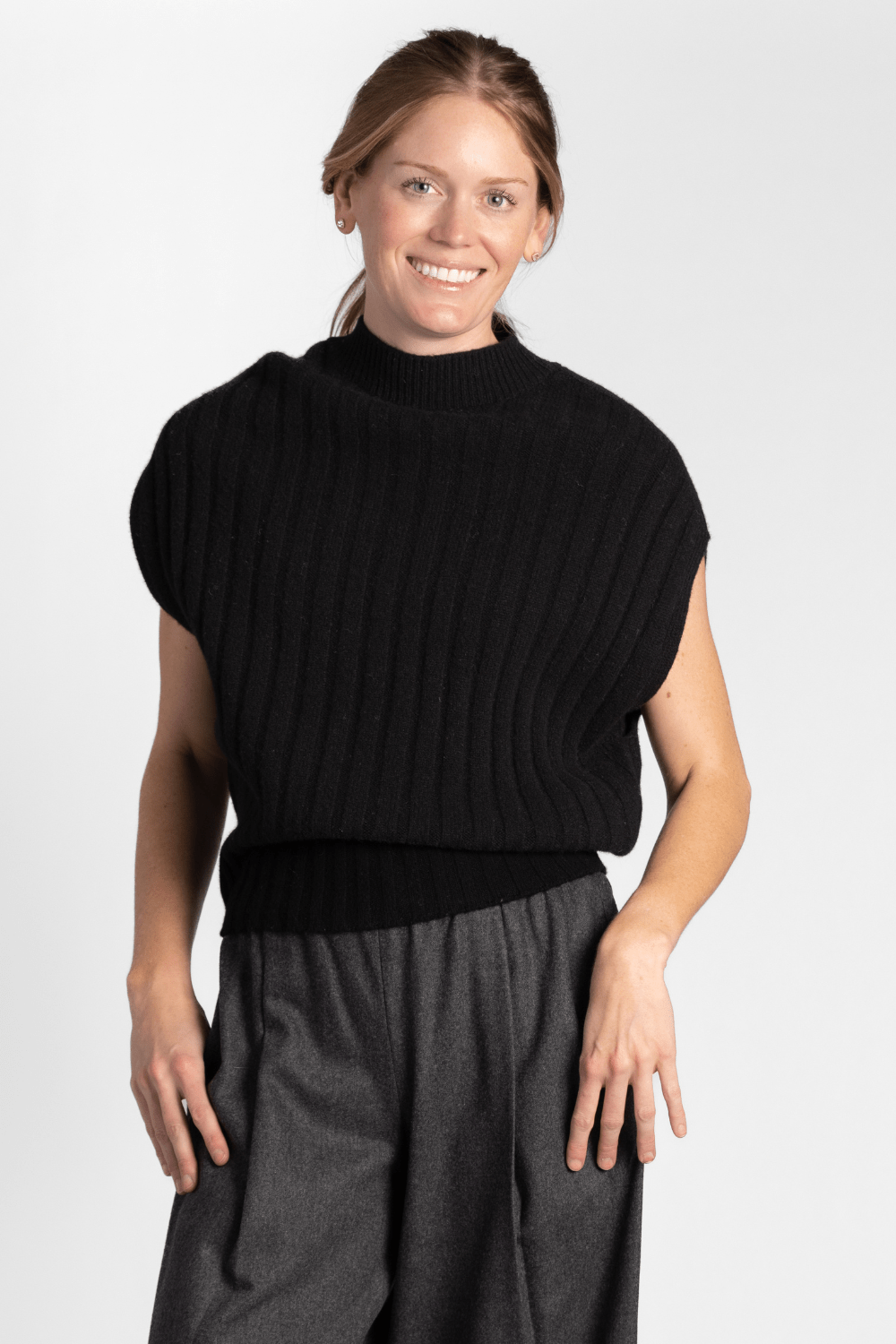Sleeveless Black Sweater - Odeeh
