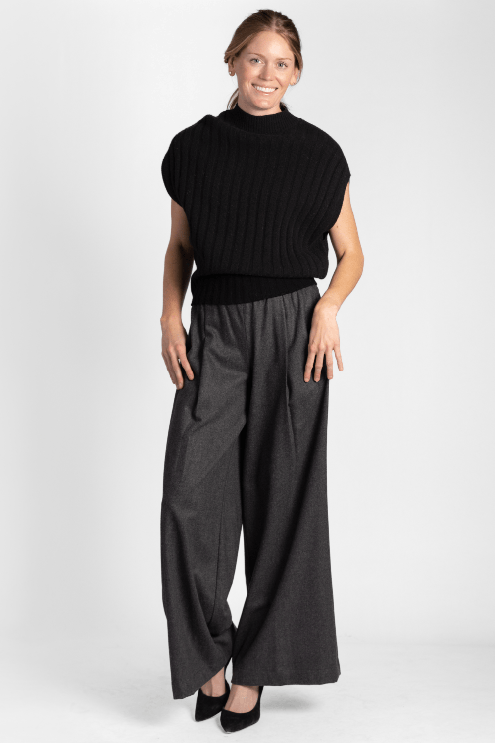 Sleeveless Black Sweater - Odeeh