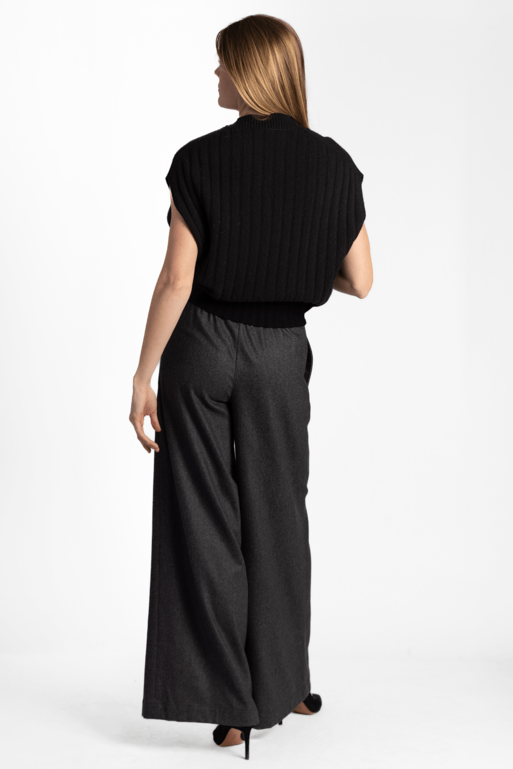 Sleeveless Black Sweater - Odeeh