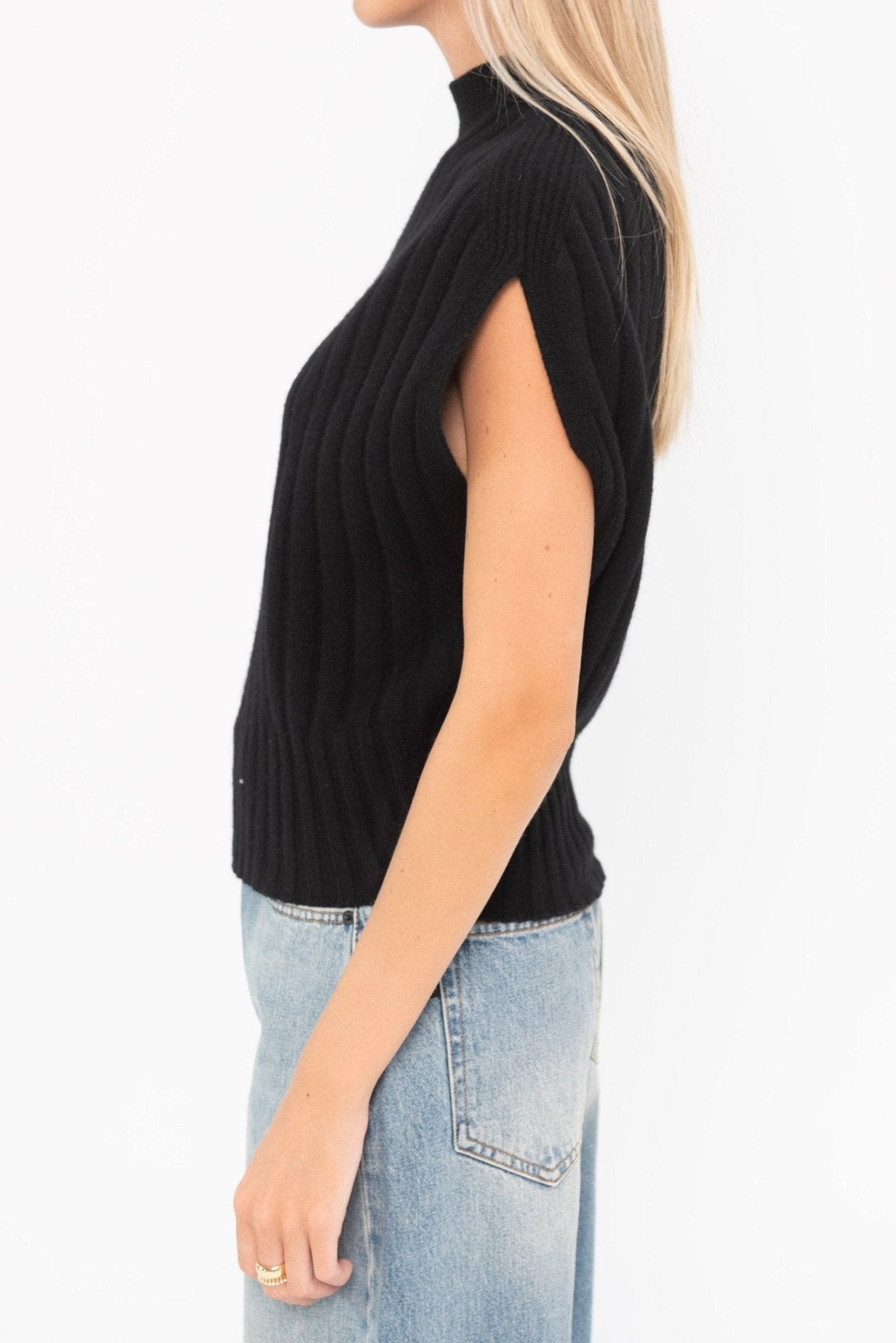 Sleeveless Black Sweater - Odeeh