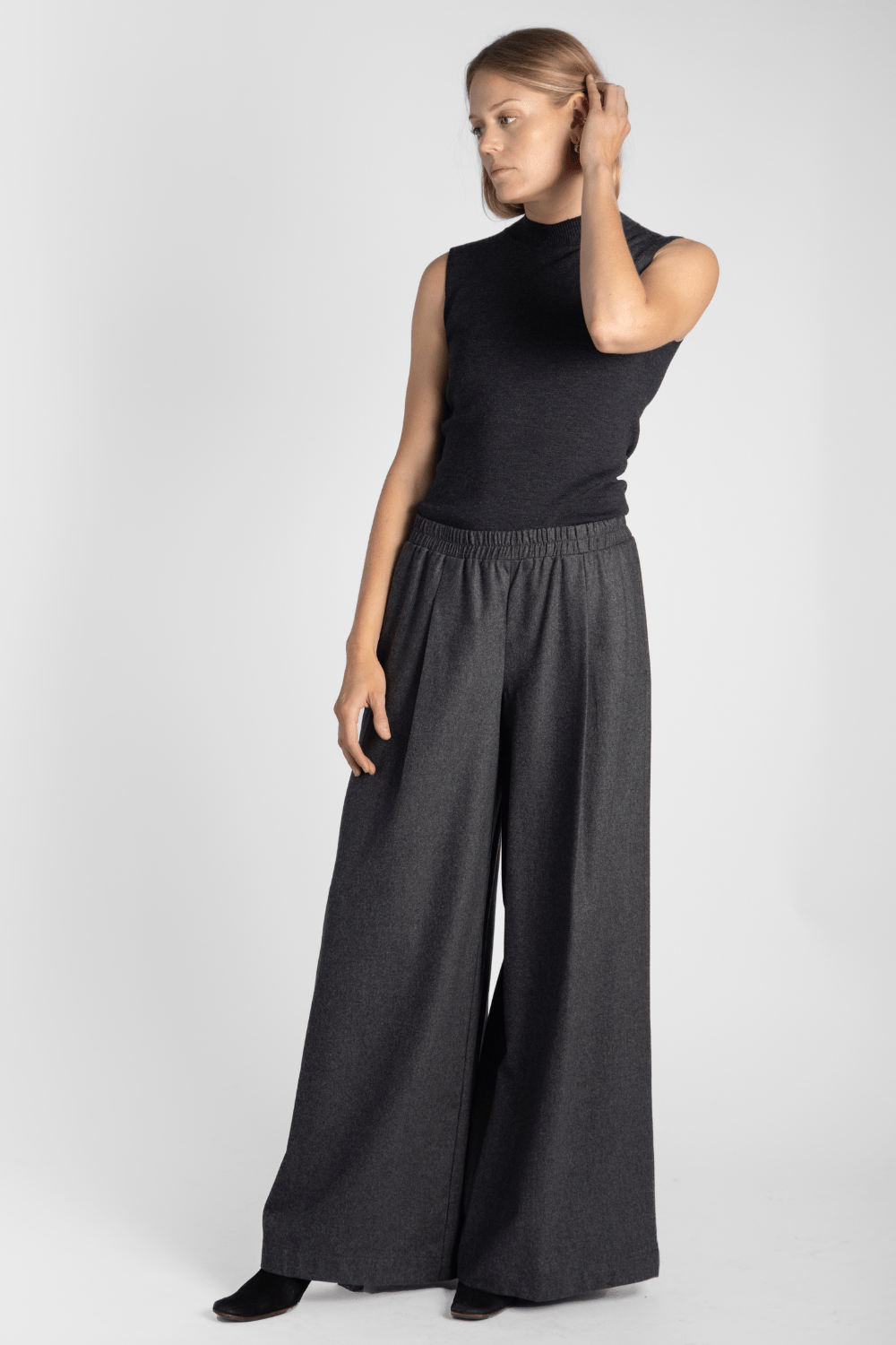 Sleeveless Stretch Charcoal Sweater - Odeeh